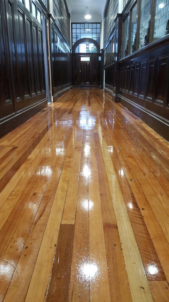 Piso de madera con técnica de albayalde y acabado de alto brillo
