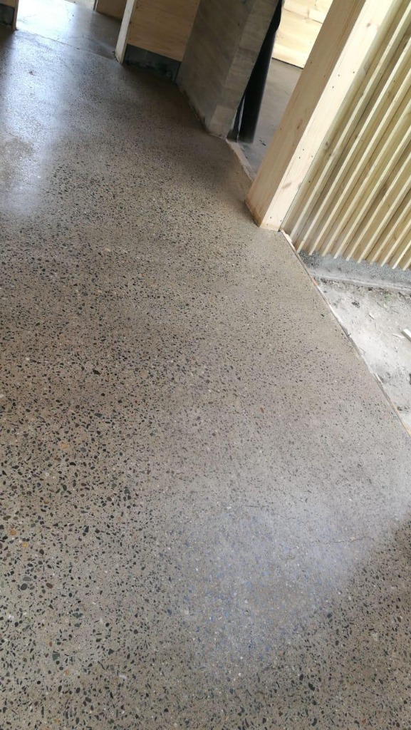 Piso de hormigón con acabado pulido brillante
