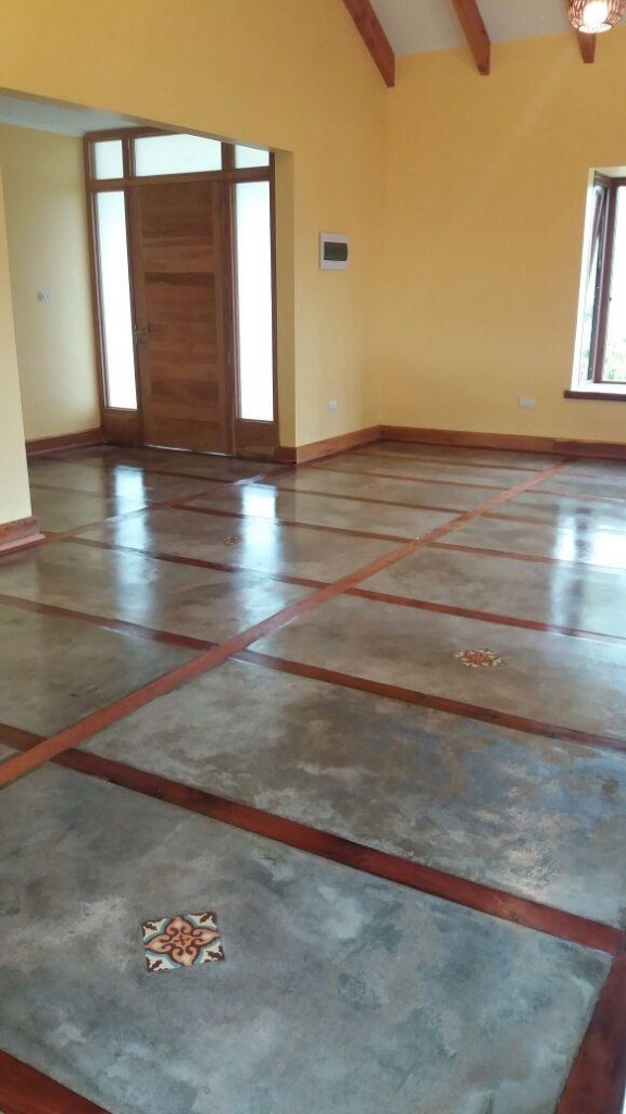 Resultado de pulido espejo en hormigón con incrustaciones